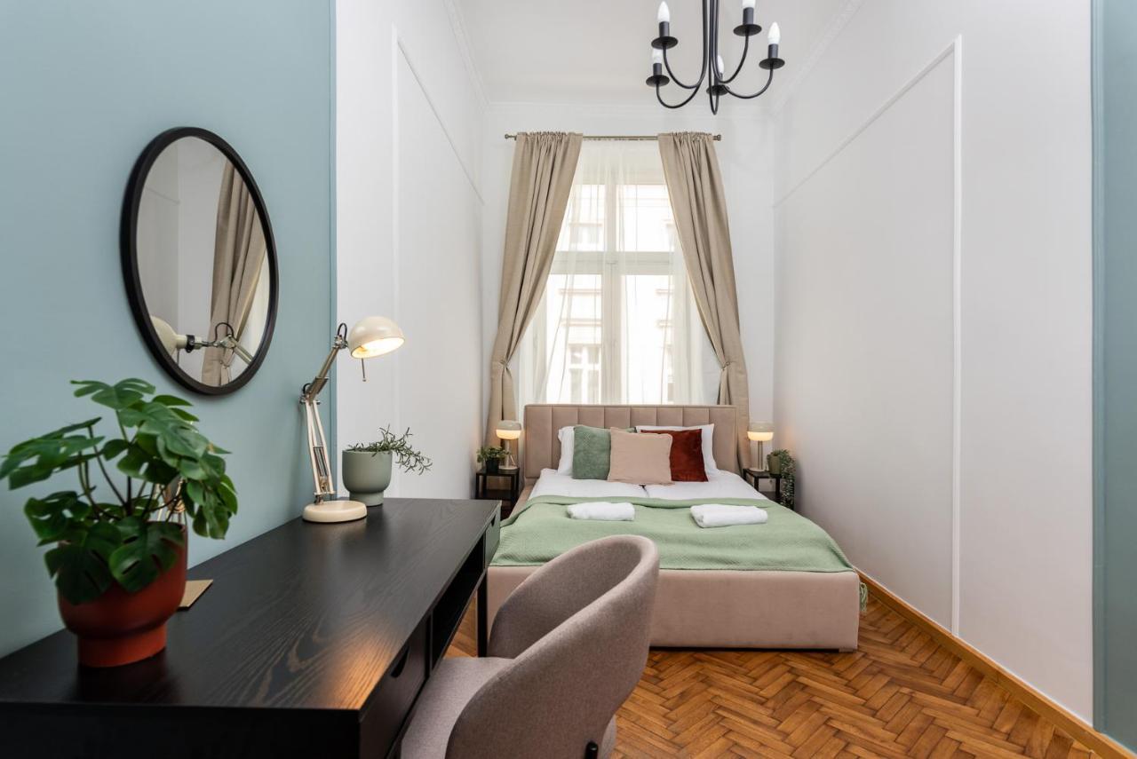 Classy Old Town Apartment - By Upstairs Краків Екстер'єр фото